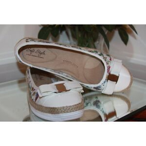 Soft Style Women's 11Wide Fagan wildflower lace flats - New